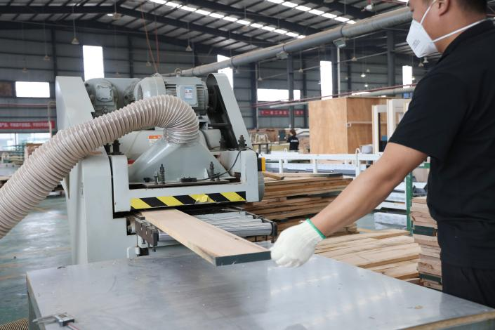 തടി വാതിൽ & ജനൽ പ്രൊഫൈലുകളുടെ പ്രോസസ്സിംഗ് ഫ്ലോ-1 (1)